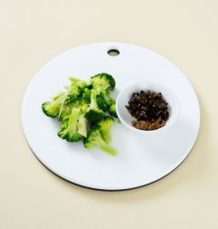 2. 데친 브로콜리는 작은 송이로 자르고 올리브와 안초비는 다진다.