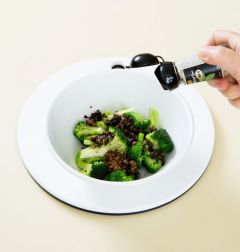 4. ③에 올리브오일을 넣고 소금과 후춧가루로 간을 한다.