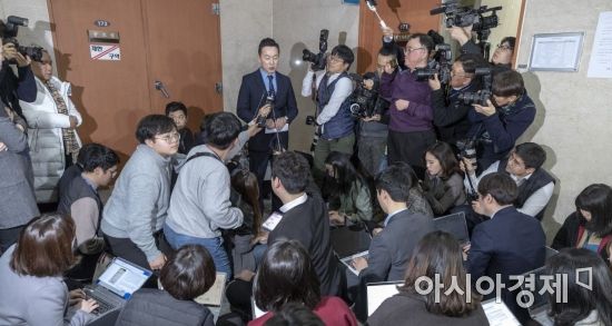 정봉주 전 의원이 11일 국회에서 4.15 총선 '부적격' 판정과 관련해 입장을 밝히고 있다. 이 자리에서 정 전 의원은 억울함을 호소하면서도 문재인 정부 성공을 위해 당의 결정을 수용하겠다고 밝혔다./윤동주 기자 doso7@