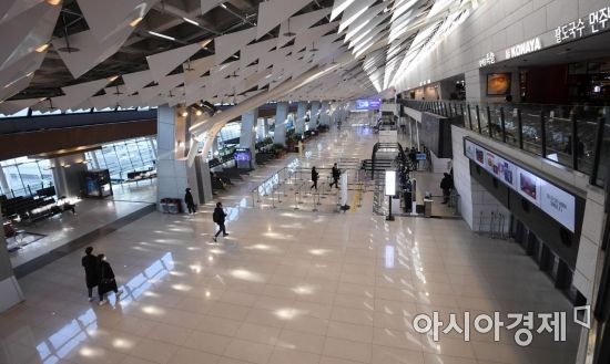 신종 코로나바이러스 감염증 확산 우려가 이어진 10일 서울 김포공항 국내선 출발층이 한산한 모습을 보이고 있다./김현민 기자 kimhyun81@
