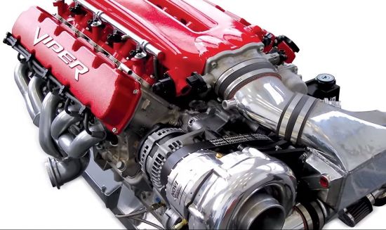 보기 드문 'V형 10기통 엔진'의 모습입니다. 실린더를 가로로 직렬배치할 수 없어 V자 형태로 양쪽에 5개씩 배치했습니다. [사진=유튜브 화면캡처]