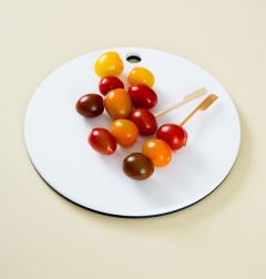 2. 방울토마토는 꼬치에 꽂는다.