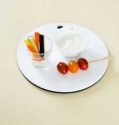 4. 컵에 요구르트 딥을 담고 채소 스틱을 꽂는다.