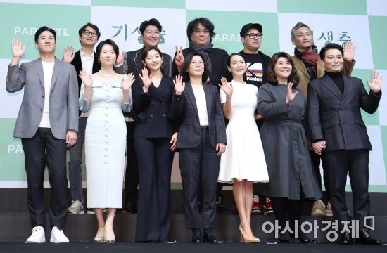 제92회 아카데미 시상식에서 작품·감독·각본·국제영화상 등 4관왕을 차지한 영화 '기생충'의 봉준호 감독과 배우, 제작진이 19일 서울 중구 웨스틴조선호텔에서 열린 공식 기자회견에서 포즈를 취하고 있다. /문호남 기자 munonam@
