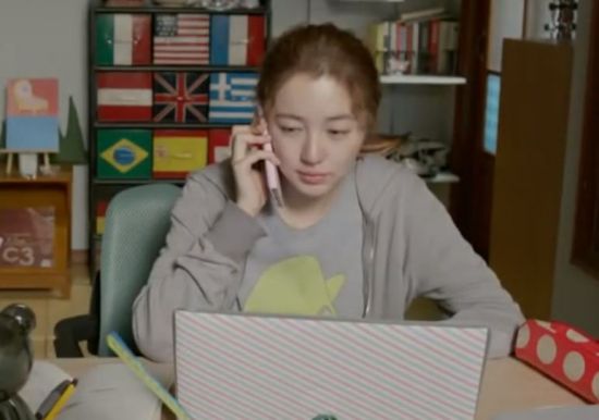 여러분은 통화할 때 어느 손으로 들고 하시나요? 드라마 속 주인공이 오른쪽 귀로 통화하고 있는 모습입니다. [사진=유튜브 화면캡처]