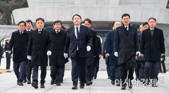 윤석열 검찰총장이 2일 서울 동작구 국립서울현충원을 찾아 참배를 마친 뒤 충혼탑을 나서고 있다./강진형 기자aymsdream@