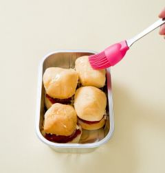 4. 빵 윗면에 올리브오일을 살짝 바른다.