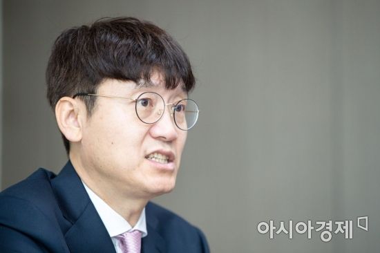 새로운보수당을 통해 정치에 입문한 김웅 전 부장검사가 18일 서울 여의도 국회의원회관에서 인터뷰 하고 있다./강진형 기자aymsdream@