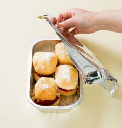 5. 파르메산 치즈가루와 파슬리를 뿌린 다음 쿠킹포일로 덮는다. 180℃의 오븐에서 15분 정도 굽는다.