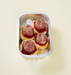 2. 토마토 소스를 한 숟가락씩 떠서 빵에 각각 얹고 미트볼을 얹는다. 그 위에 토마토 소스를 한 숟가락 정도 얹는다.