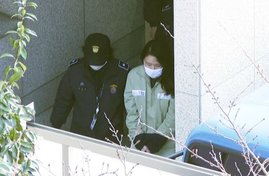 20일 오후 전 남편을 살해한 혐의로 1심 공판에서 무기징역을 선고받은 고유정이 교도소로 가는 호송차에 탑승하기 위해 제주지법에서 나오고 있다. [이미지출처=연합뉴스]