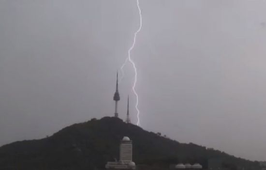 번개는 자연 플라즈마 중 하나입니다. [사진=유튜브 화면캡처]