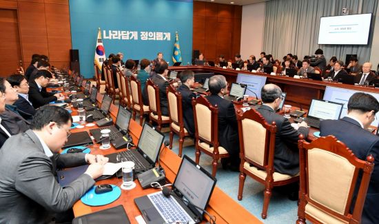 문재인 대통령이 24일 오후 청와대에서 열린 수석ㆍ보좌관회의에서 발언하고 있다. [이미지출처=연합뉴스]