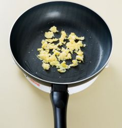 2. 달걀을 소금을 약간 넣고 풀어서 프라이팬에 식용유를 두르고 스크램블 한다.