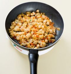 4. 분량의 소스 재료를 모두 섞은 다음 ③에 넣어 1분 정도 볶다가 밥을 넣는다.
(Tip 스리라차 소스는 태국어로 매운 소스의 종류 중에 하나이다. 현지에서는 해물요리에 사용한다. 동남아시아 여러나라의 요리에 활용되고 있으며 없다면 우리나라 고춧가루나 칠리소스 등으로 대체해서 사용한다.)