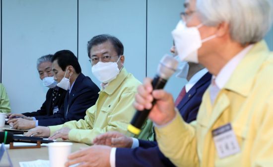 문재인 대통령이 25일 대구 동대구역에서 지역 시장·소상공인 간담회를 하고 있다. [이미지출처=연합뉴스]