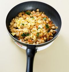 5. 밥과 소스, 재료가 잘 섞이면 스크램블 에그를 넣고 소금과 후춧가루로 간을 한다. 기호에 따라 고수를 뿌린다.