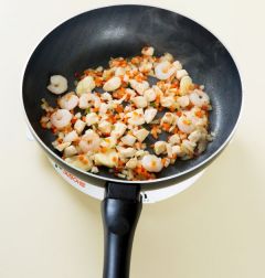 3. 팬에 식용유를 두르고 닭 안심, 칵테일 새우, 마늘, 당근, 양파, 홍고추순으로 넣어 2분 정도 볶는다. 
(Tip 칵테일 새우는 익힌새우로  볶음 요리에 사용할 때에는 오래 볶지 않아야 더 맛있게 먹을수 있다.)