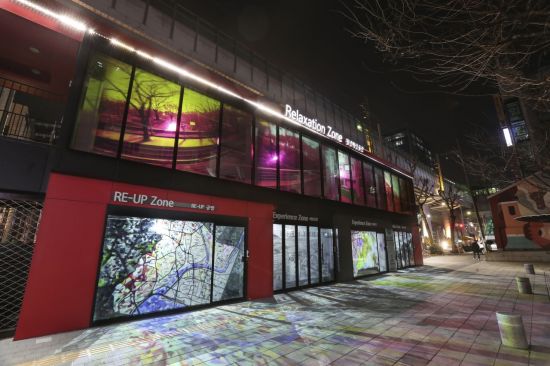 뚝섬역 부근 ‘성수 산업혁신공간’ 건물 외벽에 성수의 과거와 현재를 담은 홀로그램 작품 ‘기적도시(氣積都市)’ 영상이 송출되고 있다.