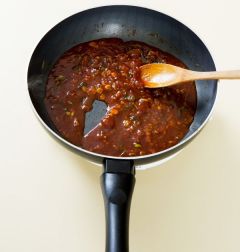 4. ③에 소스 재료를 모두 넣어 끓이다가 녹말물을 넣어 걸쭉하게 농도를 맞춘다.