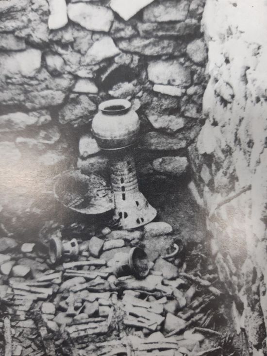 부산 복천동 11호분 출토 도기 거북장식 원통형 기대 및 단경호 출토 모습