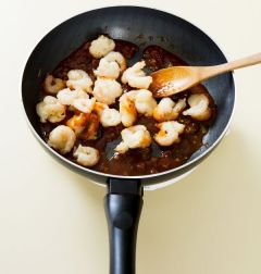 5. 튀겨두었던 새우를 넣어 양념이 배일 정도로 섞는다.