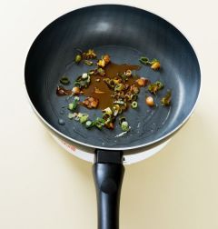 3. 대파는 송송 썰어 식용유를 두른 프라이팬에 1분 정도 볶다가 향이 나면 고추기름을 넣는다.