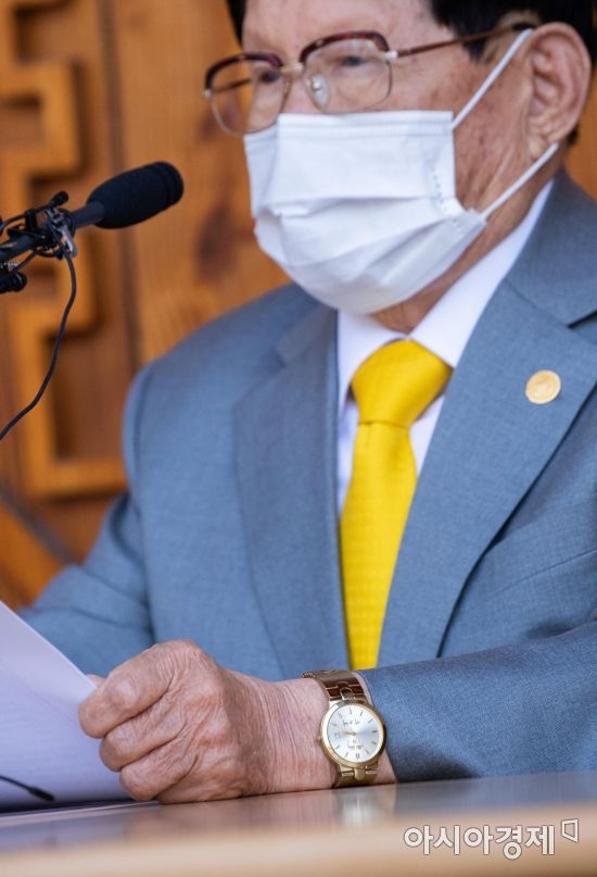 이만희 신천지예수교 증거장막성전(신천지) 총회장이 2일 경기도 가평군 신천지 평화의 궁전에서 코로나19 사태 관련 기자회견을 하고 있다. 이 총회장의 손목에 박근혜 전 대통령의 이름이 새겨진 청와대 시계가 눈길을 끈다. /문호남 기자 munonam@