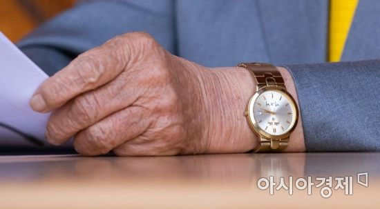 이만희 신천지예수교 증거장막성전(신천지) 총회장이 2일 경기도 가평군 신천지 평화의 궁전에서 코로나19 사태 관련 기자회견을 하고 있다. 이 총회장의 손목에 박근혜 전 대통령의 이름이 새겨진 청와대 시계가 눈길을 끈다. /문호남 기자 munonam@