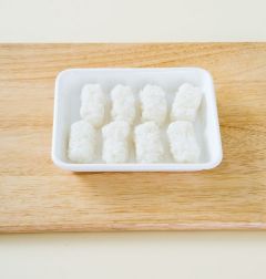 1. 따끈한 밥에 분량의 초밥초 양념을 잘 섞어서 초밥을 만들어 작게 뭉친다.