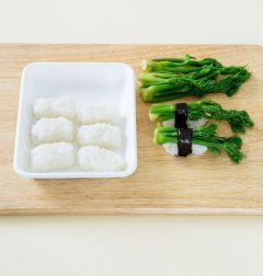 4. 초밥에 두릅을 얹고 김띠를 두른다.
(Tip 간장 2, 맛술 0.5, 와사비 0.3을 섞어 와사비 간장을 만들어 찍어 먹어도 맛있다.)