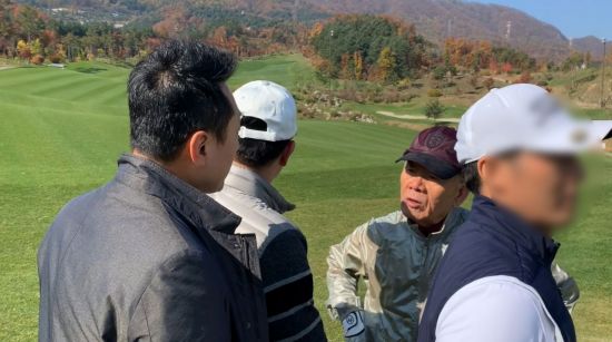 임한솔 전 정의당 부대표가 공개한 전두환 씨가 강원도 홍천의 한 골프장에서 지인들과 골프를 치는 모습이다. [이미지출처=연합뉴스]