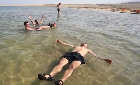 보통 바다보다 염분이 높아 구명조끼 없이도 몸이 둥둥 뜨는 체험을 하고 있는 관광객들. [사진=유튜브 화면캡처]