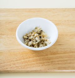 2. 조갯살은 굵게 다져 후춧가루를 뿌려 버무린다.