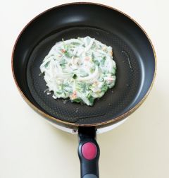 4. 팬을 달구어 식용유를 두르고 반죽을 한 숟가락씩 떠넣어 노릇노릇하게 지진다. 
(Tip 전 맛있게 지지는 법
밀가루전은 채소나 해산물들이 넉넉하게 들어가고 밀가루반죽은 얇게 부쳐야 제맛이 난다. 반죽을 걸쭉하게 하지 말고 부쳐질 정도로 묽게 해서 얇게 부쳐준다. 기름은 넉넉넉히 둘러야 바삭바삭하게 부칠 수 있다.)