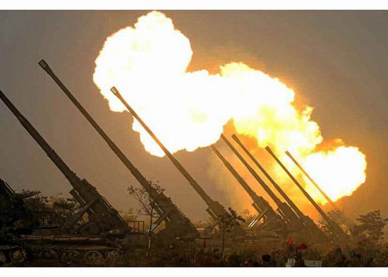 김정은 북한 국무위원장이 지난 9일 전선 장거리포병부대들의 '화격타격훈련'을 또다시 지도했다고 조선중앙통신이 10일 보도했다. 사진은 노동신문이 공개한 훈련 사진으로, 170㎜ 방사포로 추정되는 무기가 여러발 발사되는 모습.