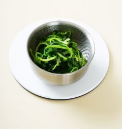 1. 유채나물은 다듬어 끓는 물에 소금을 약간 넣고 데쳐 찬물에 헹구어 물기를 뺀다.