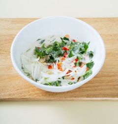 3. 볼에 부침가루와 물 1컵+1/5컵을 넣어 멍울지지 않도록 잘 푼 다음 준비한 재료를 넣어 섞는다.