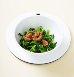 3. 분량의 된장 양념을 모두 섞어 유채나물에 넣어 조물조물 무친다.