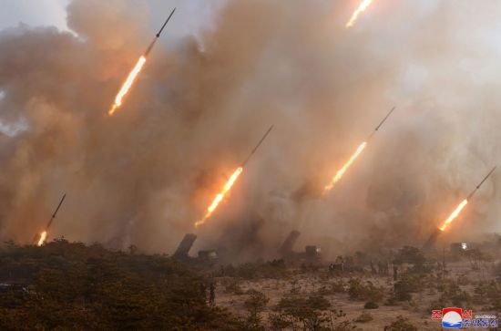 김정은 북한 국무위원장이 9일 전선장거리포병구분대의 화력타격훈련을 지도했다고 조선중앙통신이 10일 보도했다.