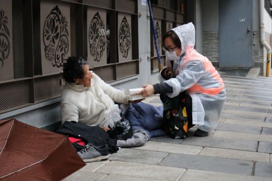 거리의 노숙자에게 도시락과 마스크 등을 지급하고 있는 봉사자들. 이런 봉사자들의 정성이 박쥐보다 못한 몇몇의 행동 때문에 빛이 바라지 않기를 바랍니다.[사진=아시아경제DB]