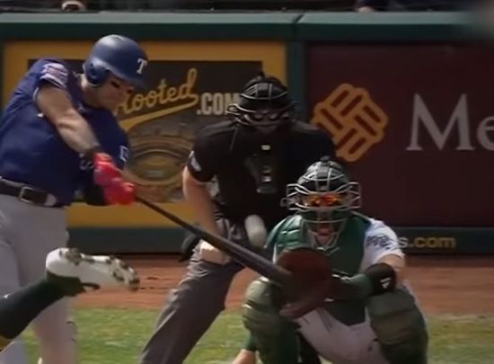 추신수 선수의 홈런 장면. 방망이에 맞고 튀어나가는 공의 각도가 대략 짐작되시나요? [사진=유튜브 화면캡처]