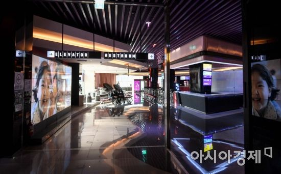 수도권에 신종 코로나바이러스감염증 집단 감염이 발생하고 있는 15일 서울 한 영화관이 한산한 모습을 보이고 있다./강진형 기자aymsdream@