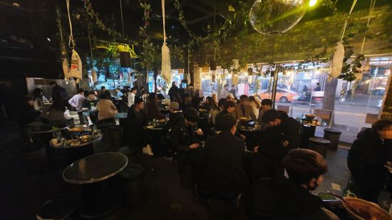 14일 오전1시께 홍대 인근 헌팅포차.