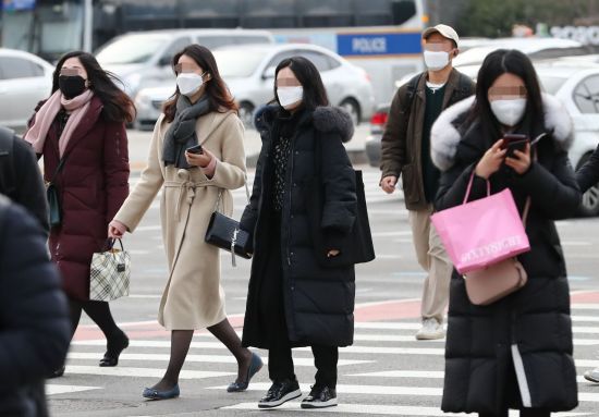 신종 코로나바이러스 확산이 우려되는 가운데 지난1월29일 오전 서울 광화문광장에서 시민들이 마스크를 쓰고 걸어가고 있다/사진=연합뉴스