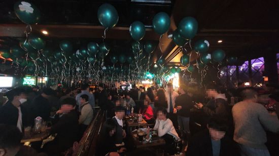 14일 오후11시50분께 이태원의 한 라운지바 내부 모습. 대부분 마스크를 착용하지 않거나 턱 밑으로 내린 채 대화를 이어갔다.