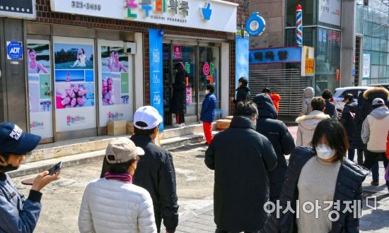 공적마스크 5부제가 시행되고 있는 가운데 지난 15일 서울 마포구 한 약국 앞에서 시민들이 마스크를 구매하기 위해 줄을 서 있는 모습. [사진=아시아경제 강진형 기자]