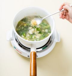 5.대파, 청양고추, 다진 마늘을 넣고 2분 정도 끓인 다음 소금과 후춧가루로 간을 맞춘다.