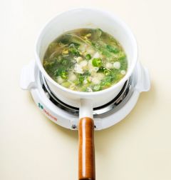 4. 국물이 끓기 시작하면 중간 불로 줄여서 7~8분 정도 끓인다.