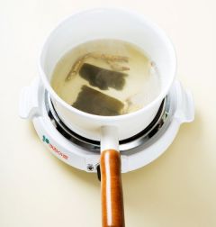 1. 냄비에 물 3컵+ 1/2컵, 국멸치, 다시마를 넣고 끓인다. 끓기 시작하면 5분 정도 중간 불로 끓여 국멸치와 다시마를 건져 낸다.